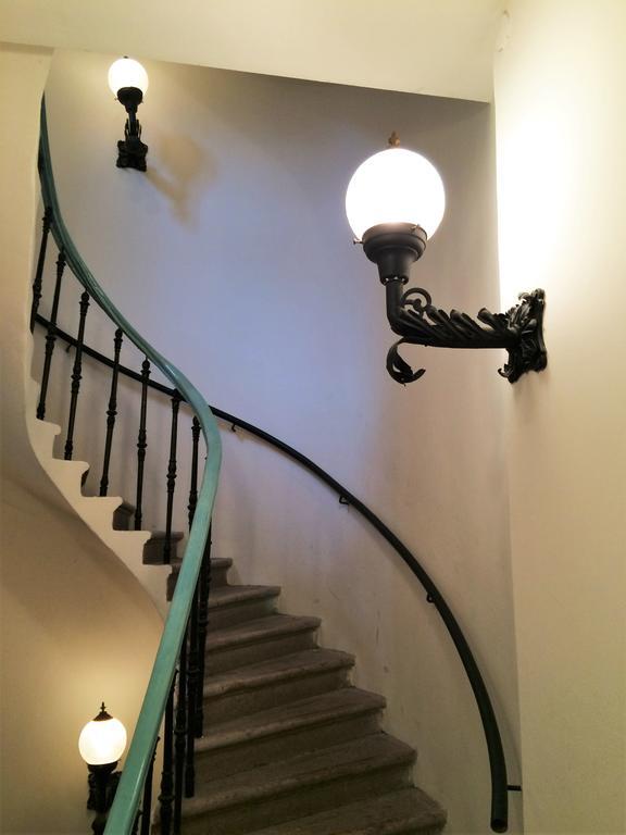 Chestnut & Eliza Suites Budapest Room photo