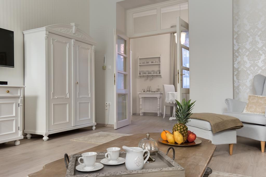 Chestnut & Eliza Suites Budapest Room photo